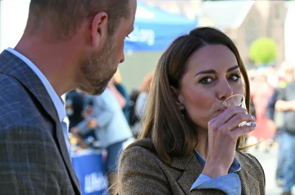 Pangeran William dan Kate Middleton rayakan ulath pernikahan dengan wiski.