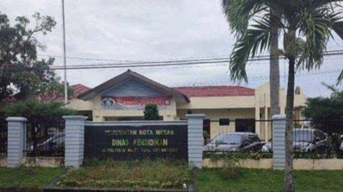Kantor Dinas Pendidikan dan Kebudayaan Kota Medan di Jalan Pelita IV Nomor 77, Kecamatan Medan Perjuangan, Kota Medan.
