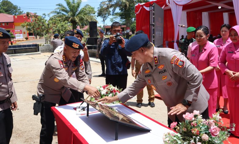 Kapoldasu Irjen Pol Drs. Whisnu Hermawan Februanto meresmikan Masjid Hubbul Wathon Mako Yon C Sat Brimob Polda Sumut, Tapsel, Sumatera Utara, Selasa (29/4/2025).