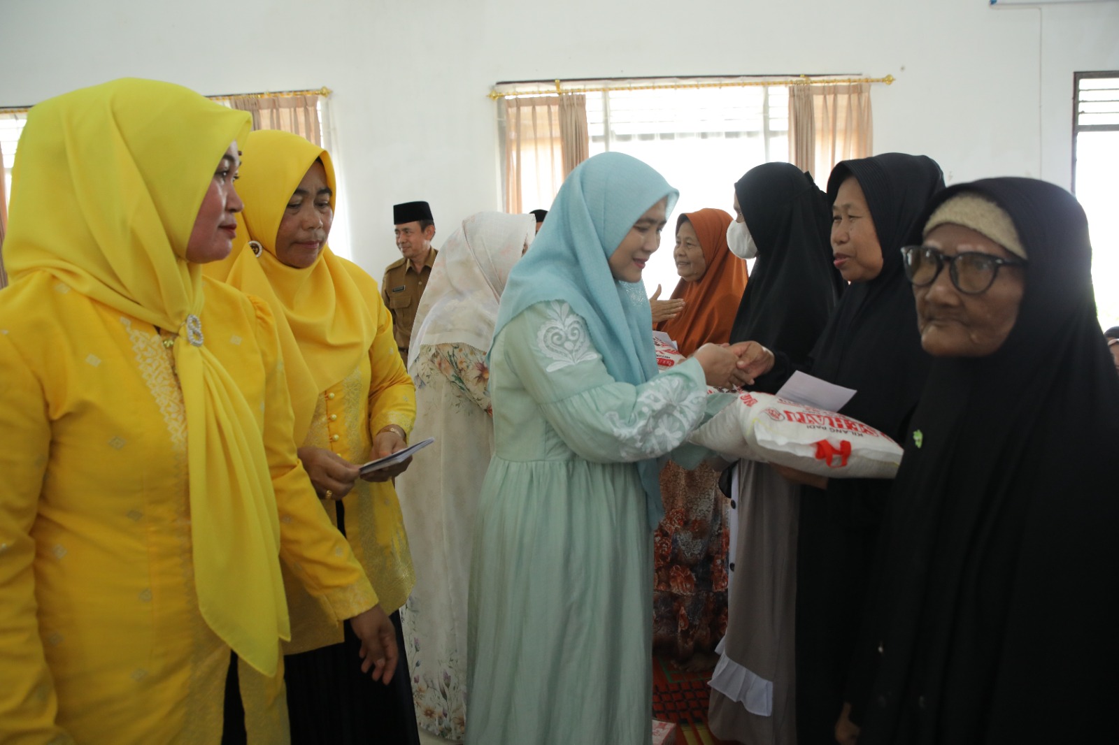 etua KTP PKK Asahan, Ny. Yusnila Indriati Taufik, menghadiri Pengajian Akbar Ashabul Yamin di Aula Balai Avros, Desa Perkebunan Sei Dadap I/II, Kecamatan Sei Dadap, Selasa (29/4).