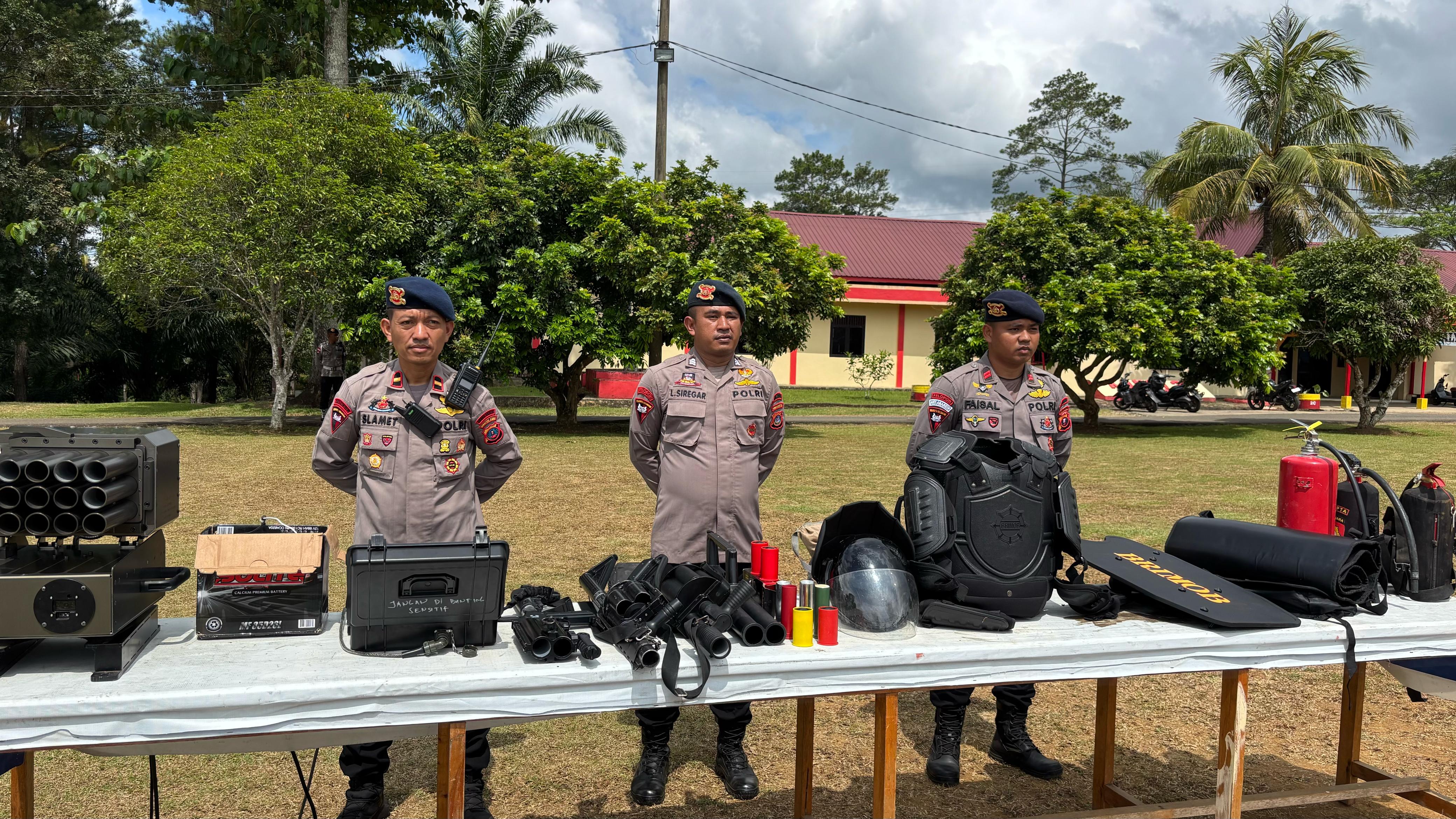Menjelang peringatan Hari Buruh Internasional atau May Day pada 1 Mei, Polres Tapsel menggelar latihan gabungan pengendalian massa (Dalmas) bersama personel Yon C Satuan Brimob Polda Sumut.