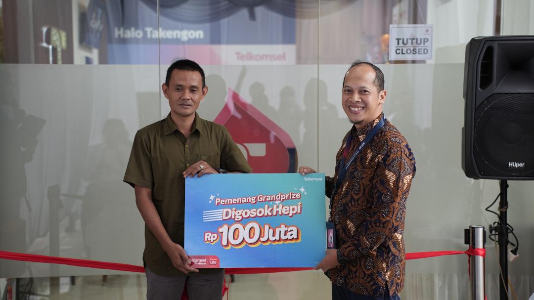 Penyerahan hadiah oleh General Manager Consumer Business Region Sumbagut Telkomsel, Agung E Setyobudi, dan diterima Dedi Syahputra selaku seorang pedagang di Kabupaten Bener Meriah.