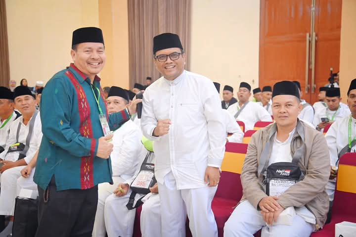 Rombongan CJH asal Kota Padangsidimpuan termasuk Wali Kota Dr H. Letnan Dalimunthe dan Kakan Kemenag Dr. H Erwin Kelana tiba di Asrama Haji Medan pada Jumat (2/5/2025) dini hari.