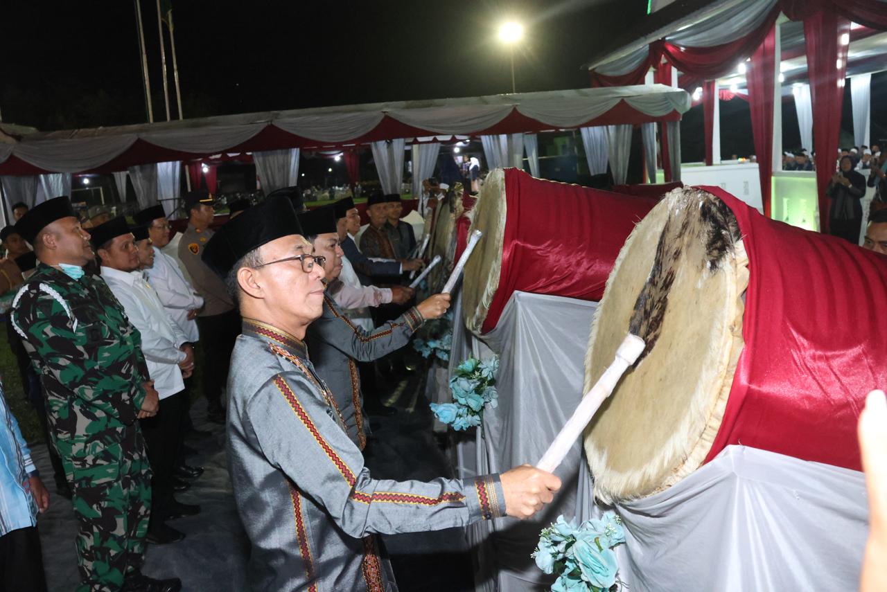 Bupati Tapsel H. Gus Irawan Pasaribu memukul beduk sebagai tanda resmi dibukanya MTQ Nasional ke-57 Tapsel, Kamis (1/5/2025) malam.