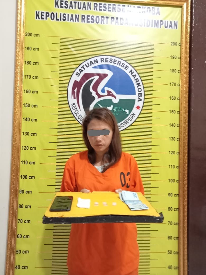 Perempuan berinisial AKH, tertangkap bawa sabu di Padangsidimpuan.