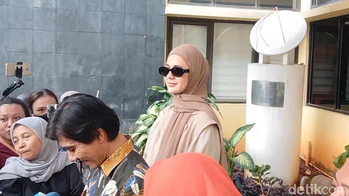 Model Paula Verhoeven bersama tim pengacaranya melaporkan adanya dugaan diskriminasi dalam proses sidang cerai dengan Baim Wong.