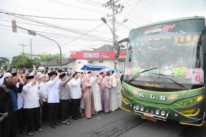 Wali Kota Dr.Letnan Dalimunthe dan Kakan Kamenag Dr.Erwin Kelana turut serta menunaikan haji bersama CJH kloter 1 Asal Padangsidimpuan.