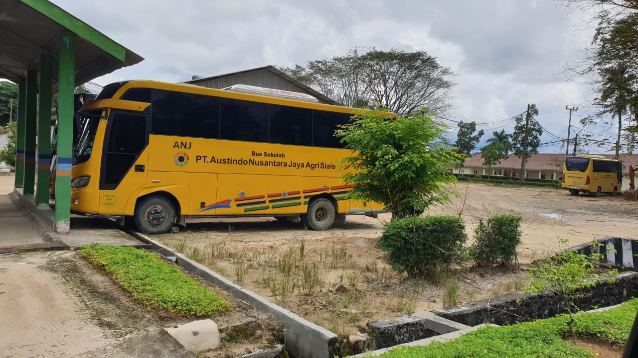 Bus karyawan terparkir di halaman Kantor ANJAS, Angkola Sangkunur, Tapsel pada Hari Buruh, Kamis (1/5/2025). (Ist)