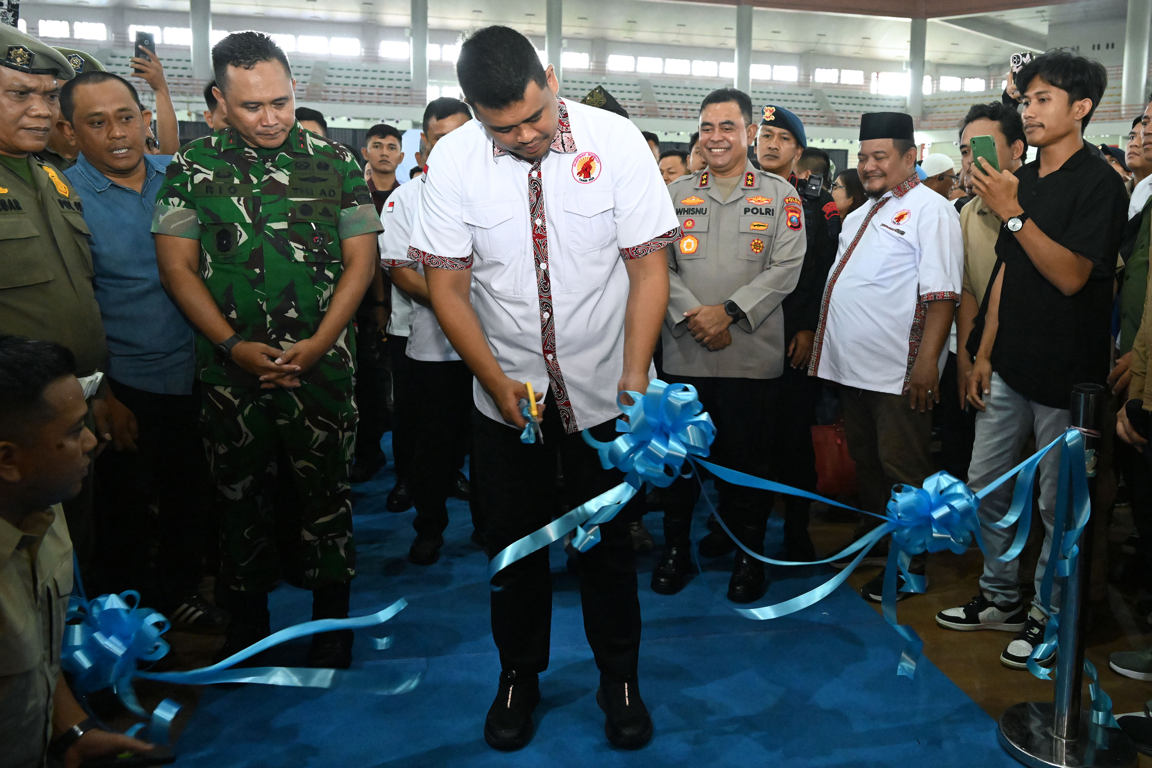 Gubernur Sumut Bobby Nasution bersama Wakil Gubernur Sumut Surya menghadiri Peringatan Hari Buruh Internasional atau May Day Fair 2025 yang diselenggarakan di Gedung Serba Guna Pemprov Sumut.