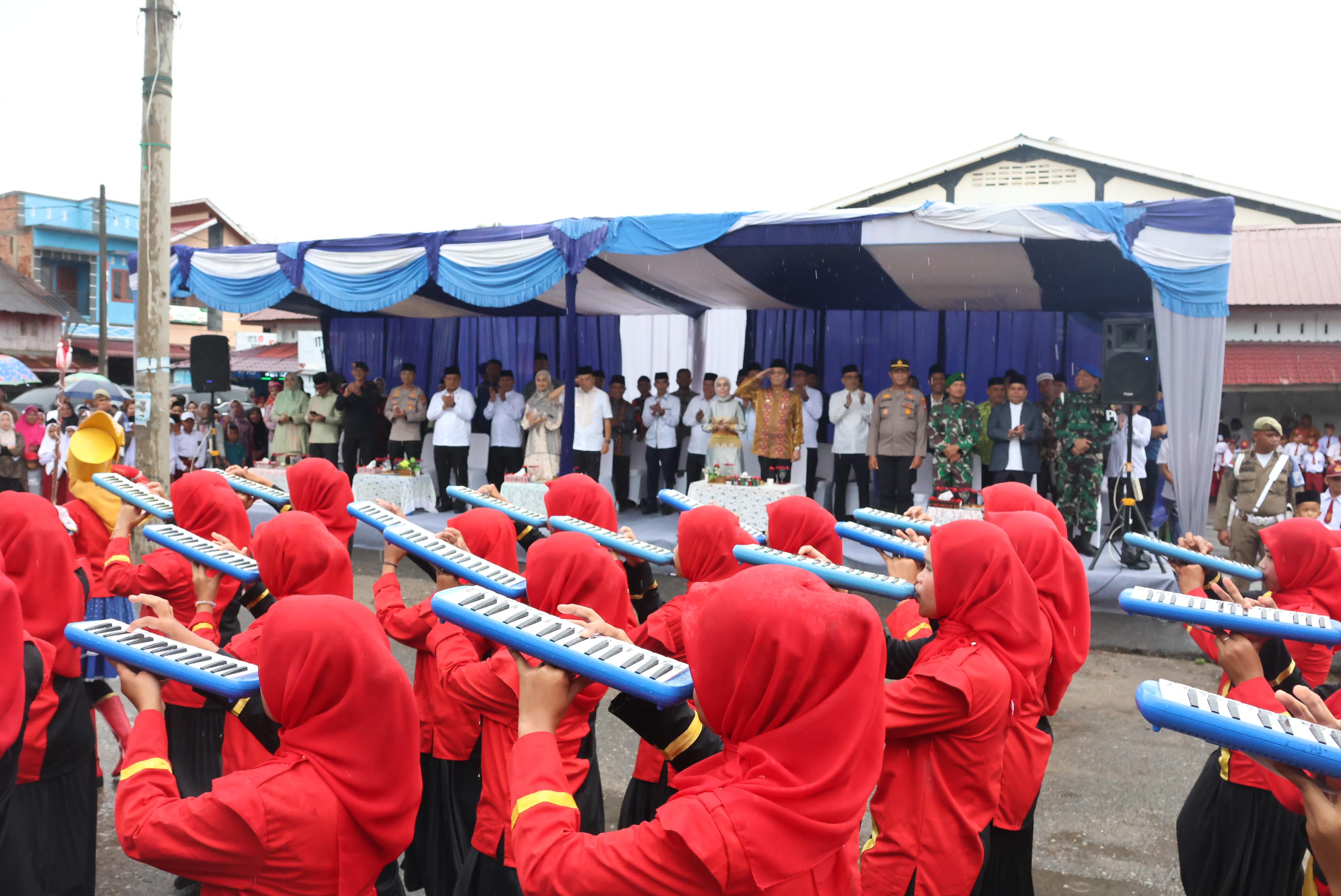 Bupati Tapanuli Selatan Gus Irawan Pasaribu dan Wakil Bupati Jafar Syahbuddin Ritonga menyambut langsung barisan peserta pawai ta&rsquo;aruf seluruh kafilah MTQ ke-57 tingkat kabupaten di panggung kehormata