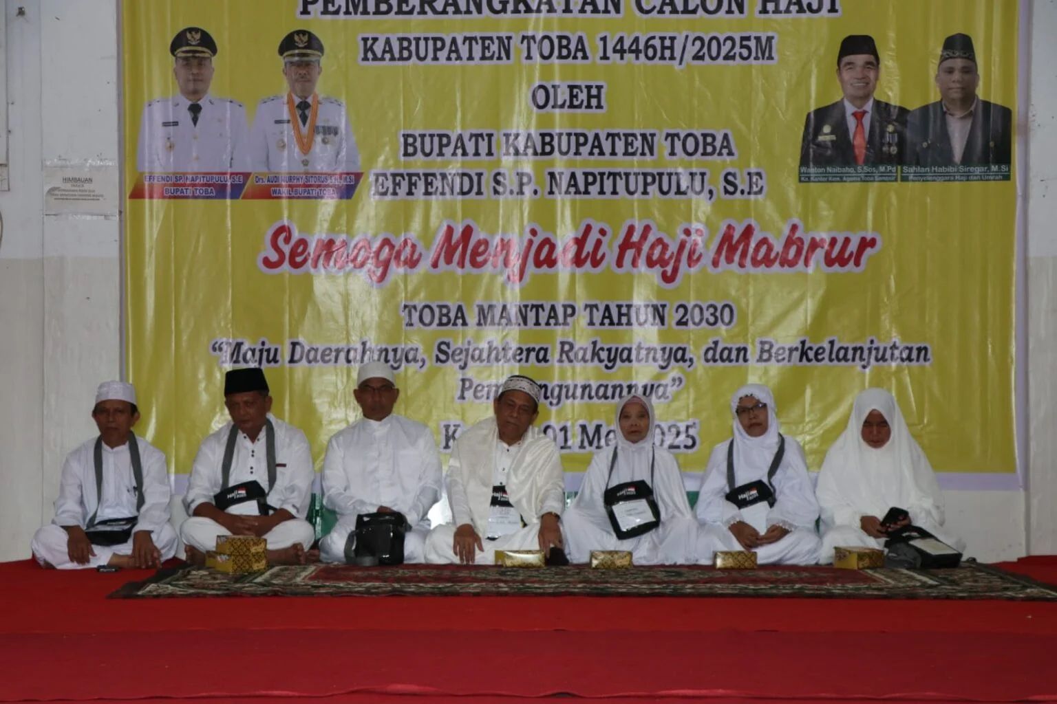 Pemkab Toba berangkatkan 8 Calon Haji dengan tradisi tepung tawar.