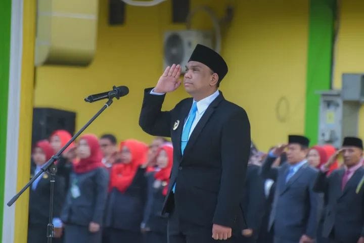 Wakil Wali Kota Psp. H Pahlevy Harahap, memimpin upacara Hardiknas tahun 2025 di Halaman Kantor Wali Kota, Jumat (2/5/2025).