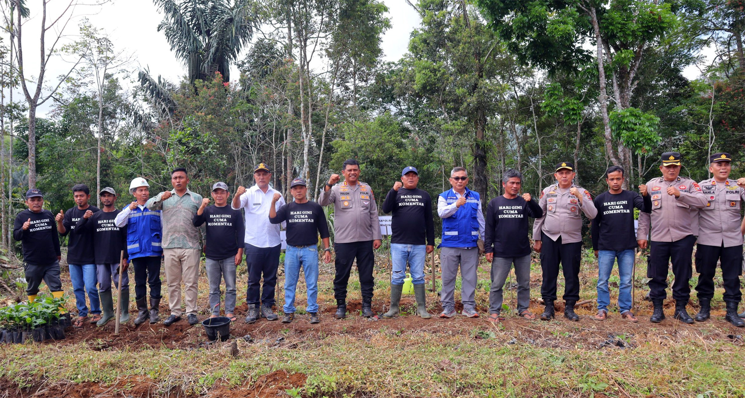 Polres Mandailing Natal (Madina) mengadakan kegiatan penanaman kopi di Desa Hutabaringin, Kecamatan Puncak Sorik Marapi.