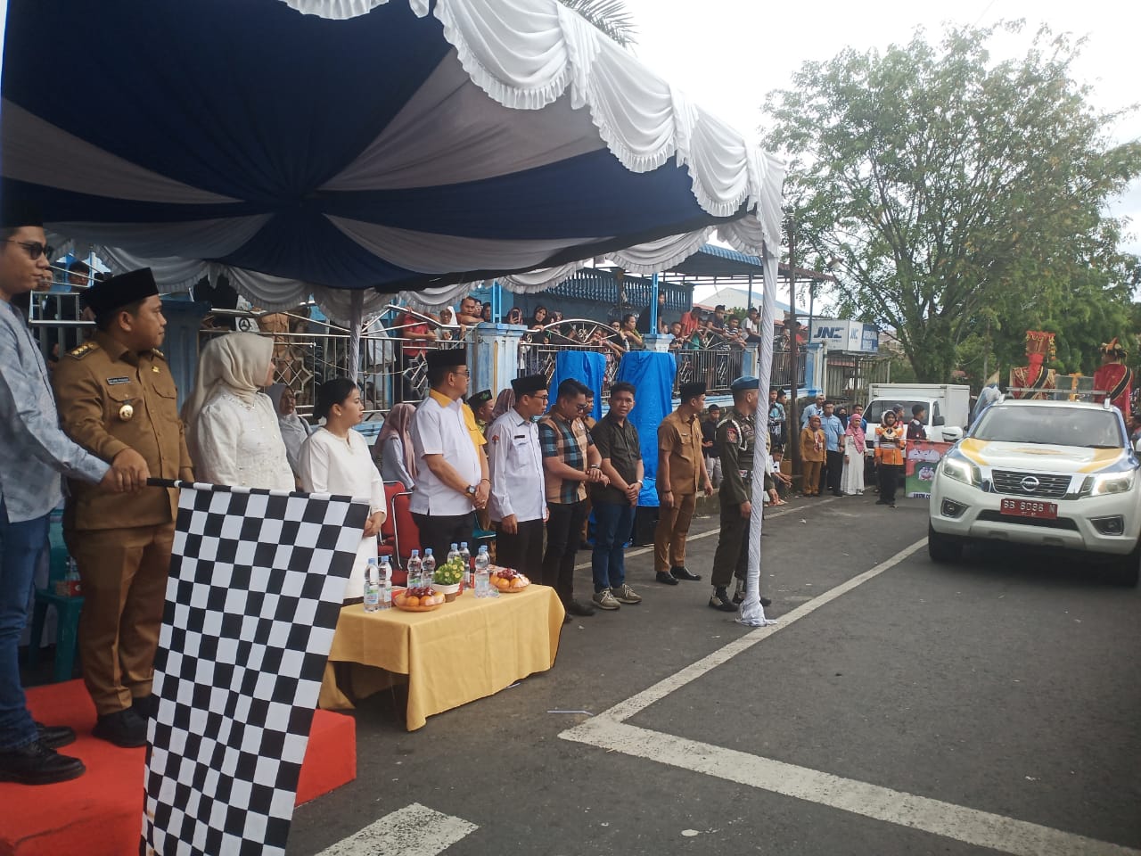Wali Kota Sibolga Akhmad Syukri Nazry Penarik melepas Pawai Ta