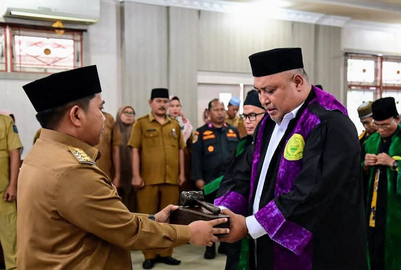 Wali Kota Sibolga Akhmad Syukri Nazry Penarik menyerahkan palu kepada Ketua Dewan Hakim MTQ ke-52 Kota Sibolga.