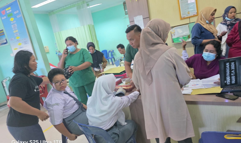 Siswa SMAN 1 Matauli Pandan mendapatkan perawatan medis dari pihak RSUD Pandan.