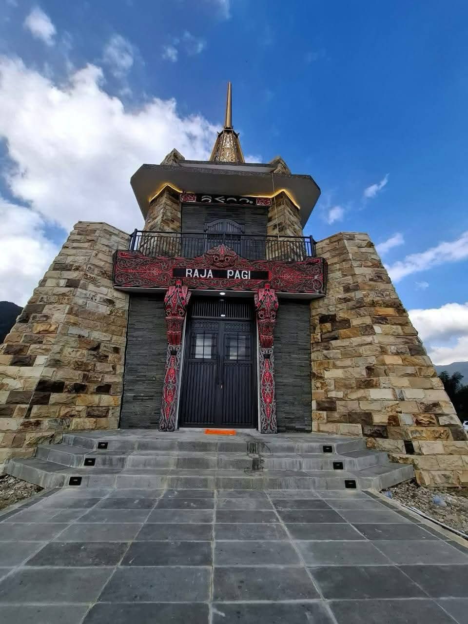Tugu Raja Pagi Sinurat atau Tugu Raja Sinurat yang terletak di Desa Sinar Sabungan Kecamatan Bonatua Lunasi Kabupaten Toba.