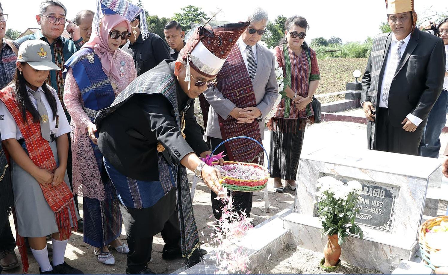 Ziarah ke makam Guru Jason Saragih.