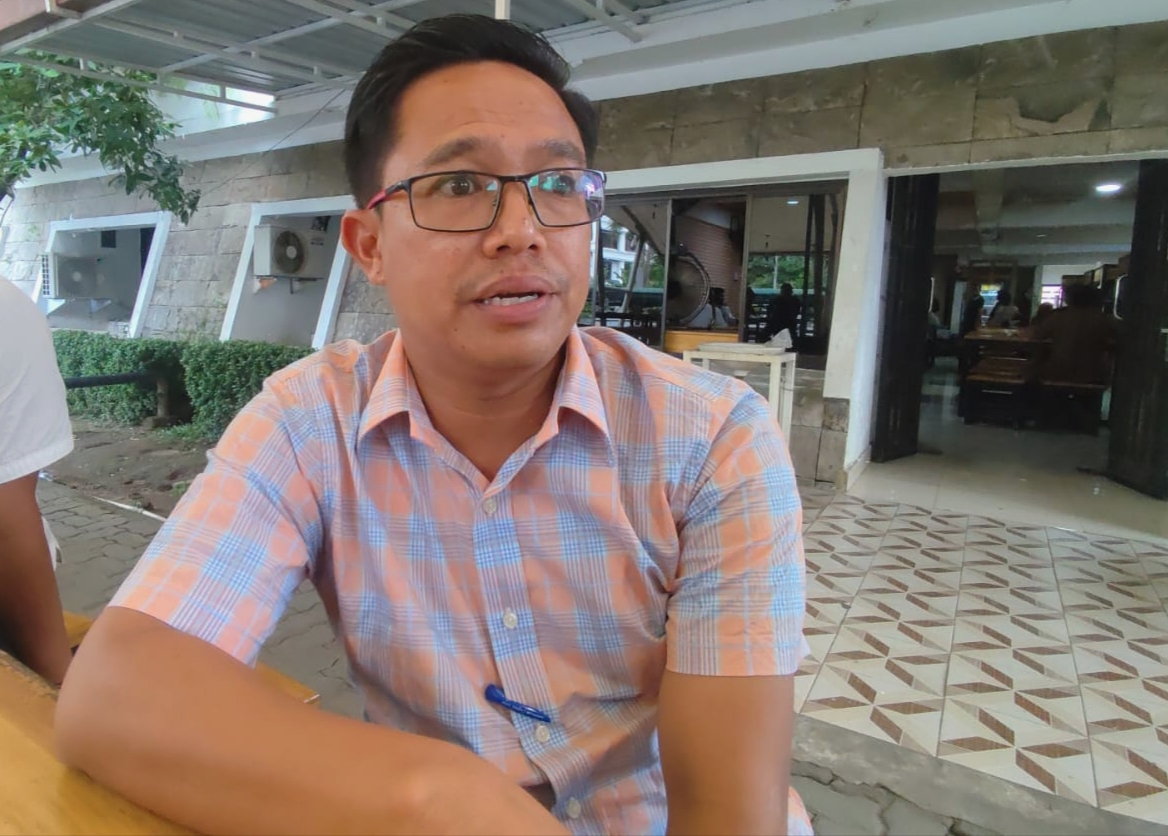 Pelaksana Tugas Kepala Dinas SDABMBK Medan, Gibson Panjaitan saat diwawancarai wartawan di balai kota.
