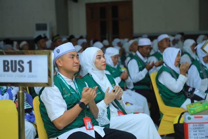 Bupati LabuhanbatuUtara (LaburaHendriyanto Sitorus bersama istri dr Ramadhona Sihotang, menunaikan ibadah Haji pada musim haji tahun 2025 bersama 195 jamaah calon haji dari Labura.
