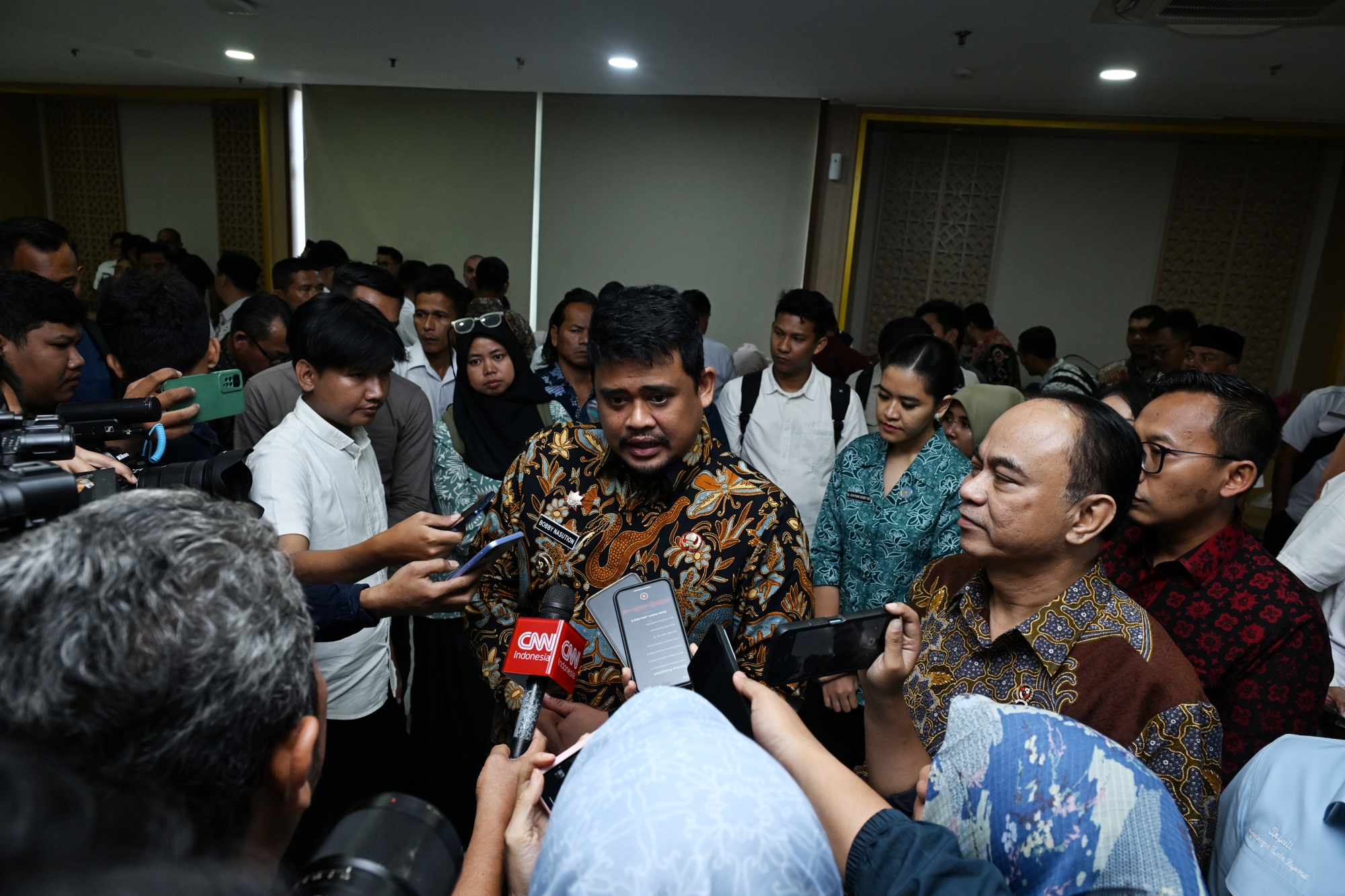 Gubernur Sumatera Utara (Sumut) Bobby Nasution menjawab pertanyaan wartawan, baru-baru ini di Medan.