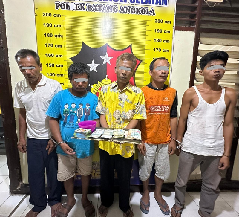 Pelaku judi kartu jenis leng di salah satu warung Desa Aek Uncim, Kec.Tano Tambangan Angkola.