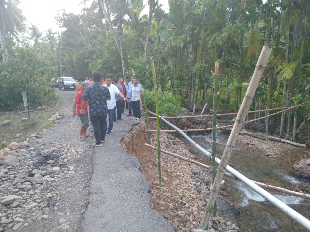 Anggota DPRD Tapteng, Deni Herman Hulu, Antonius Hutabarat, Abdul rahman Sibuea, dan Wira Sandi saat meninjau badan jalan yang longsor di Desa Tapian Nauli IV.