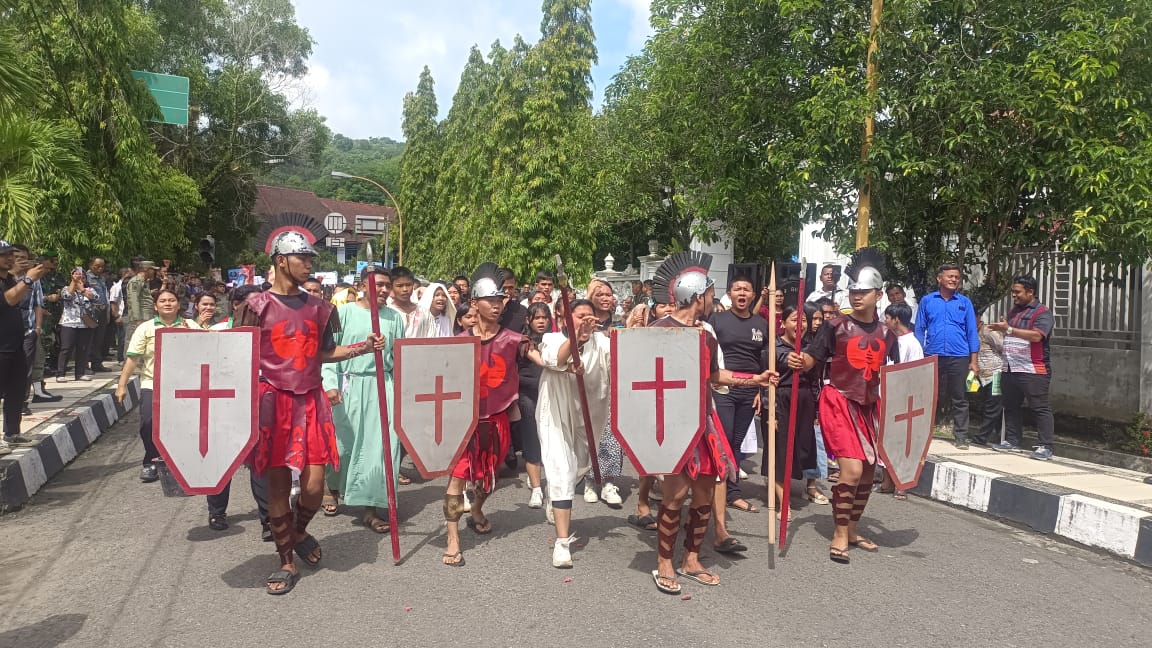 Wali Kota Sibolga Akhmad Syukri Nazry Penarik melepas Prosesi jalan Salib dari depan rumah dinasnya menuju Lapangan Simaremare.