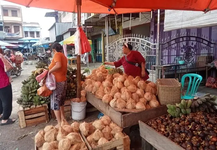 Pedagang kelapa di pasar tradisional Porsea.