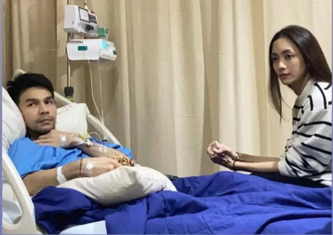 Ririn Dwi Ariyanti menampingi Jonathan Frizzy.