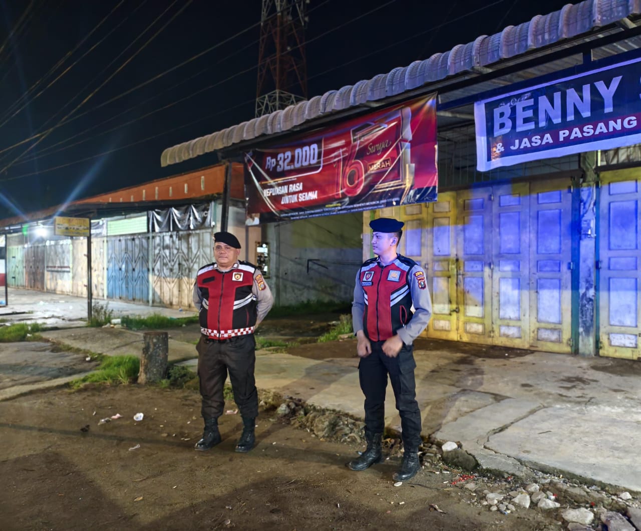 Personel Satuan Samapta Polres Tanjungbalai patroli dari malam hingga pagi dini hari.