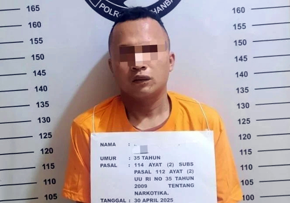 Tersangka pengedar sabu di Aekkanopan dibekuk tim polisi narkoba saat beraksi di Lorong Tiga.