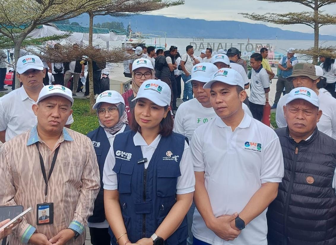 Wamenpar RI Ni Luh Enik Ermawati atau Ni Luh Puspa di Parapat.