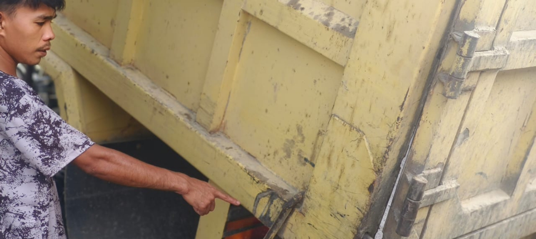 Bagian samping belakang truk yang ditabrak pengendara sepeda motor.