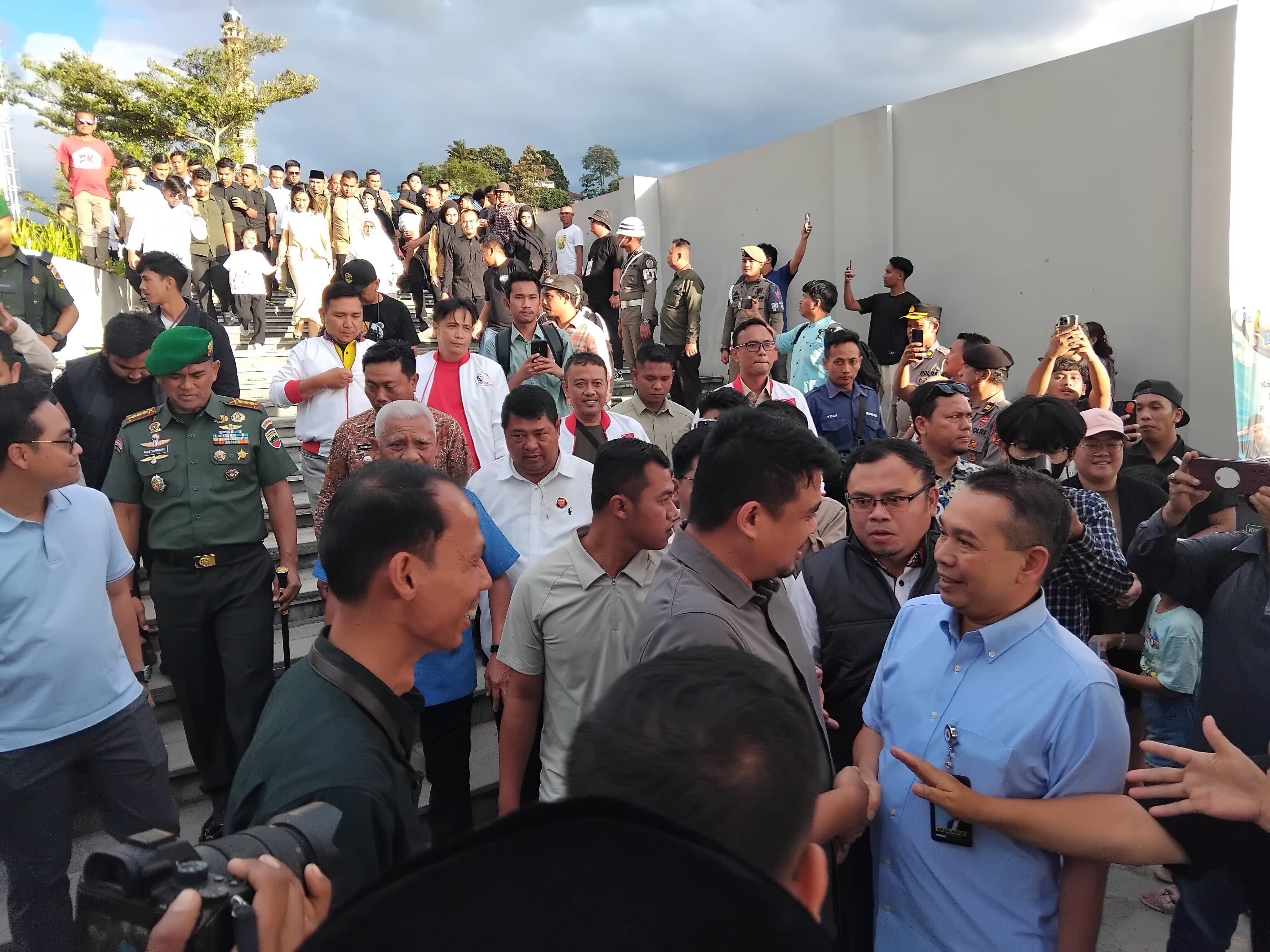 Gubernur Sumatera Utara (Sumut) Bobby Nasution bersama General Manager (GM) Badan Pengurus (BP) Toba Caldera Unesco Global Geopark (TCUGGp) Azizul Kholis di sela-sela kegiatan "Mangan Baggal".