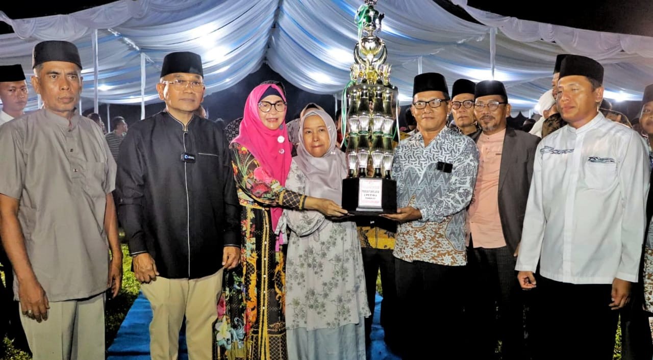 Penyerahan trofi juara umum MTQN Kabupaten Simalungun kepada Kecamatan Bosar Maligas.