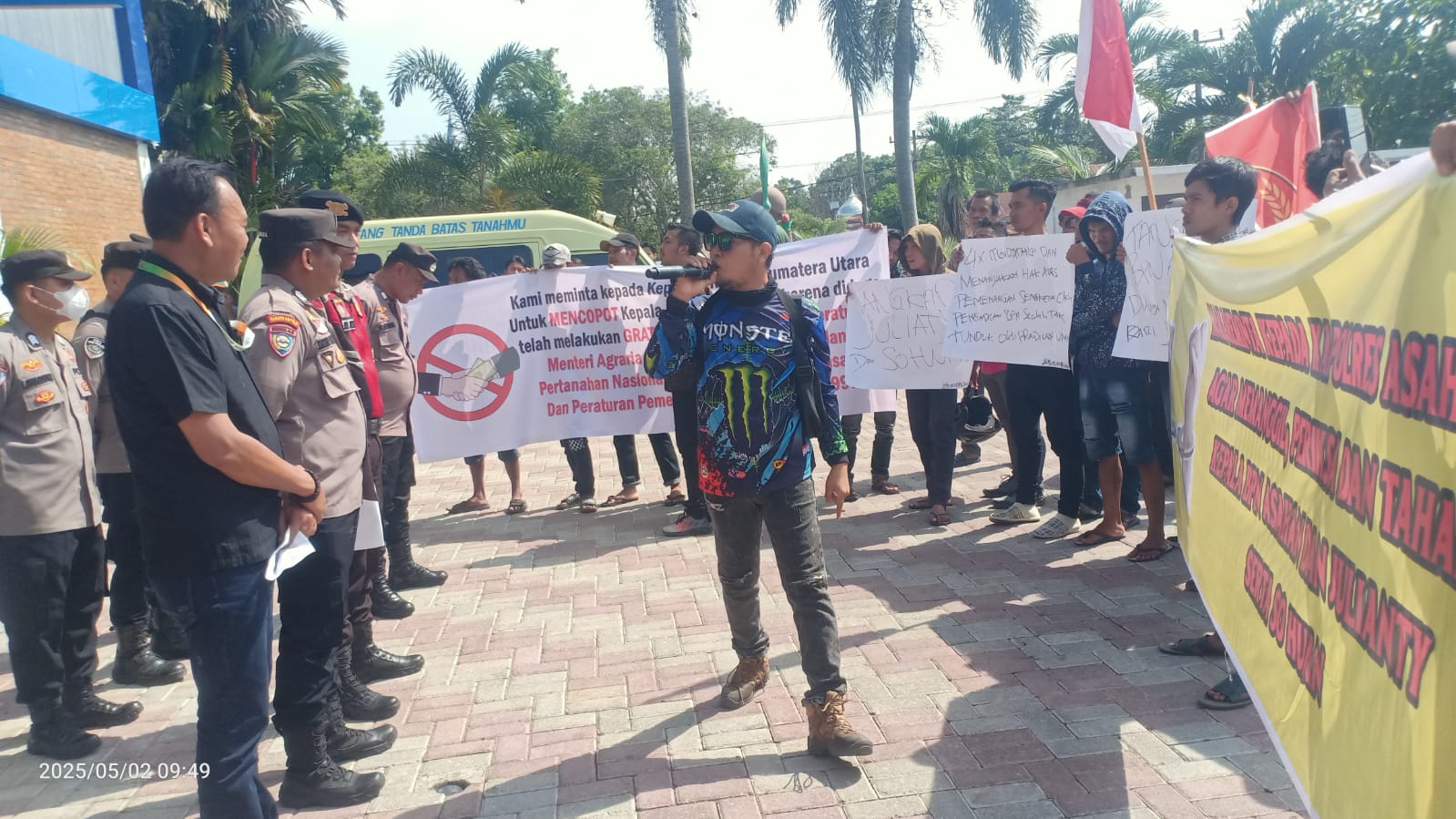 Unjuk rasa di  kantor ATR/ BPN Kabupaten Asahan.