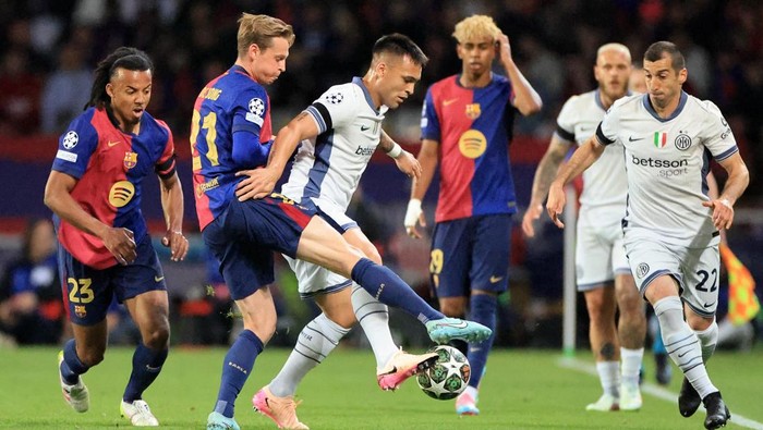 Inter vs Barcelona pada leg pertama.