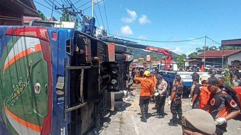 Tim gabungan melakukan evakuasi korban kecelakaan bus ALS di Sumbar.