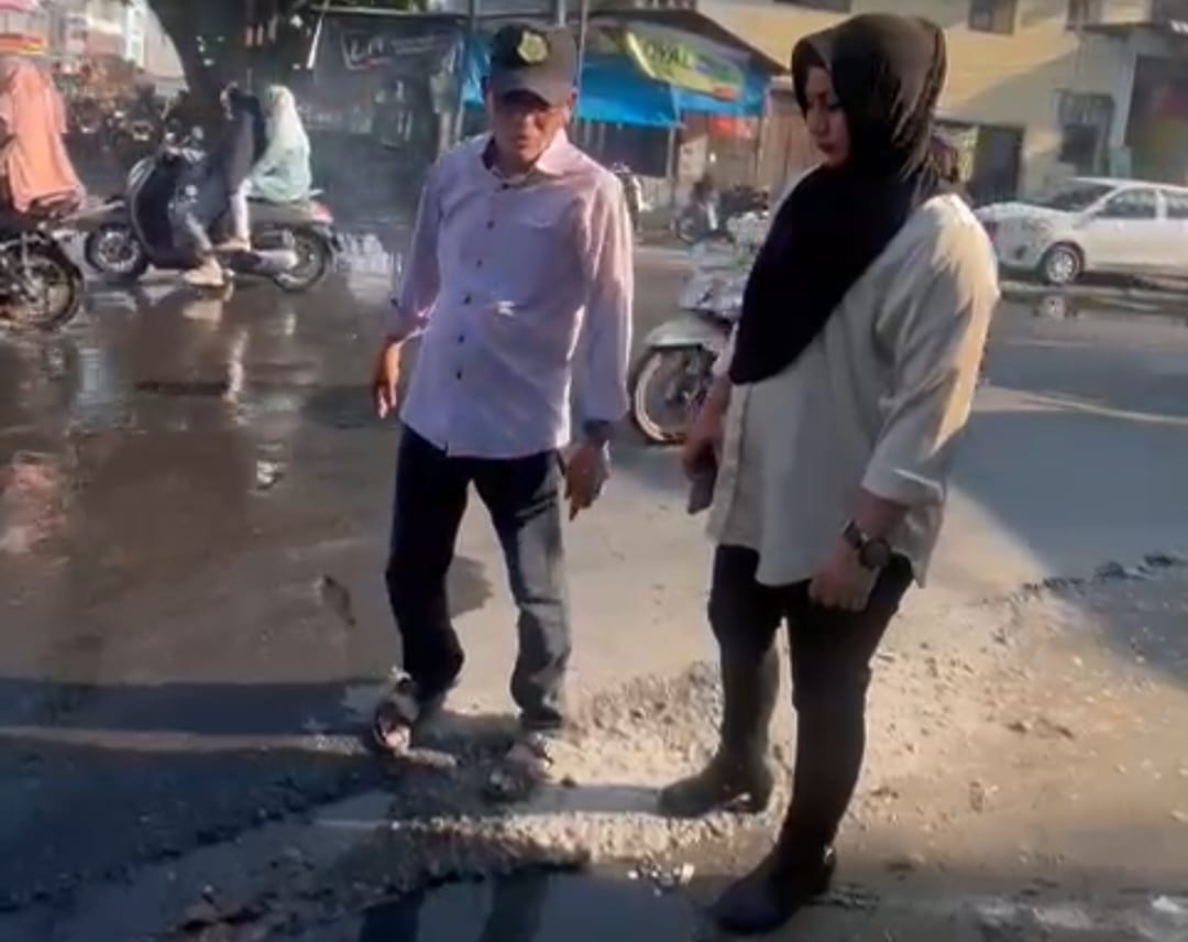 Anggota DPRD Medan, Lailatul Badri, saat melakukan tinjauan paret tersumbat di Kecamatan Medan Tembung, baru-baru ini.