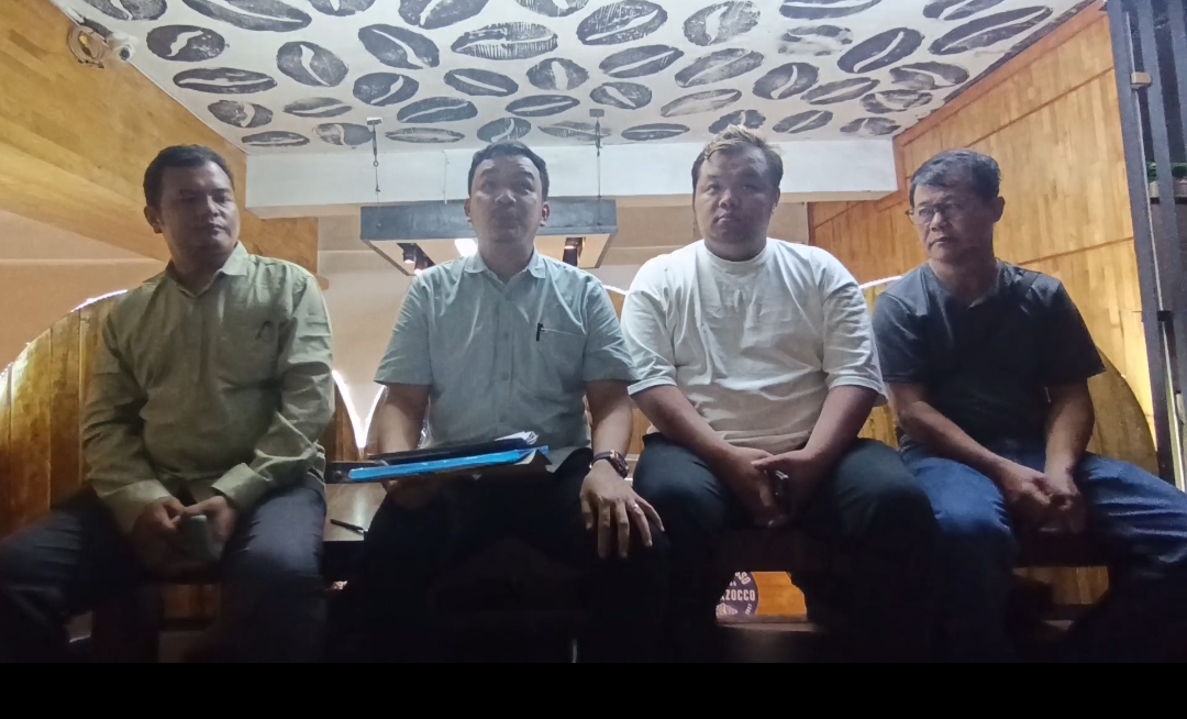 Pengacara korban dugaan pemerasan politisi Gerindra yang juga ketua Komisi III DPRD Medan, memberikan keterangan pers di Medan, Selasa (6/5/2025).