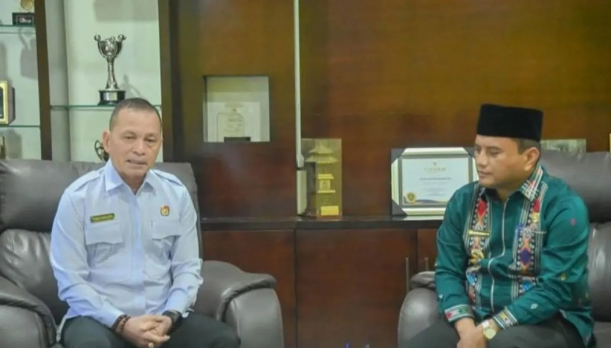 Wali Kota Padangsidimpuan Letnan Dalimunthe (kanan) bersama Ketua KPU Padangsidimpuan Tagor Dumora Lubis.