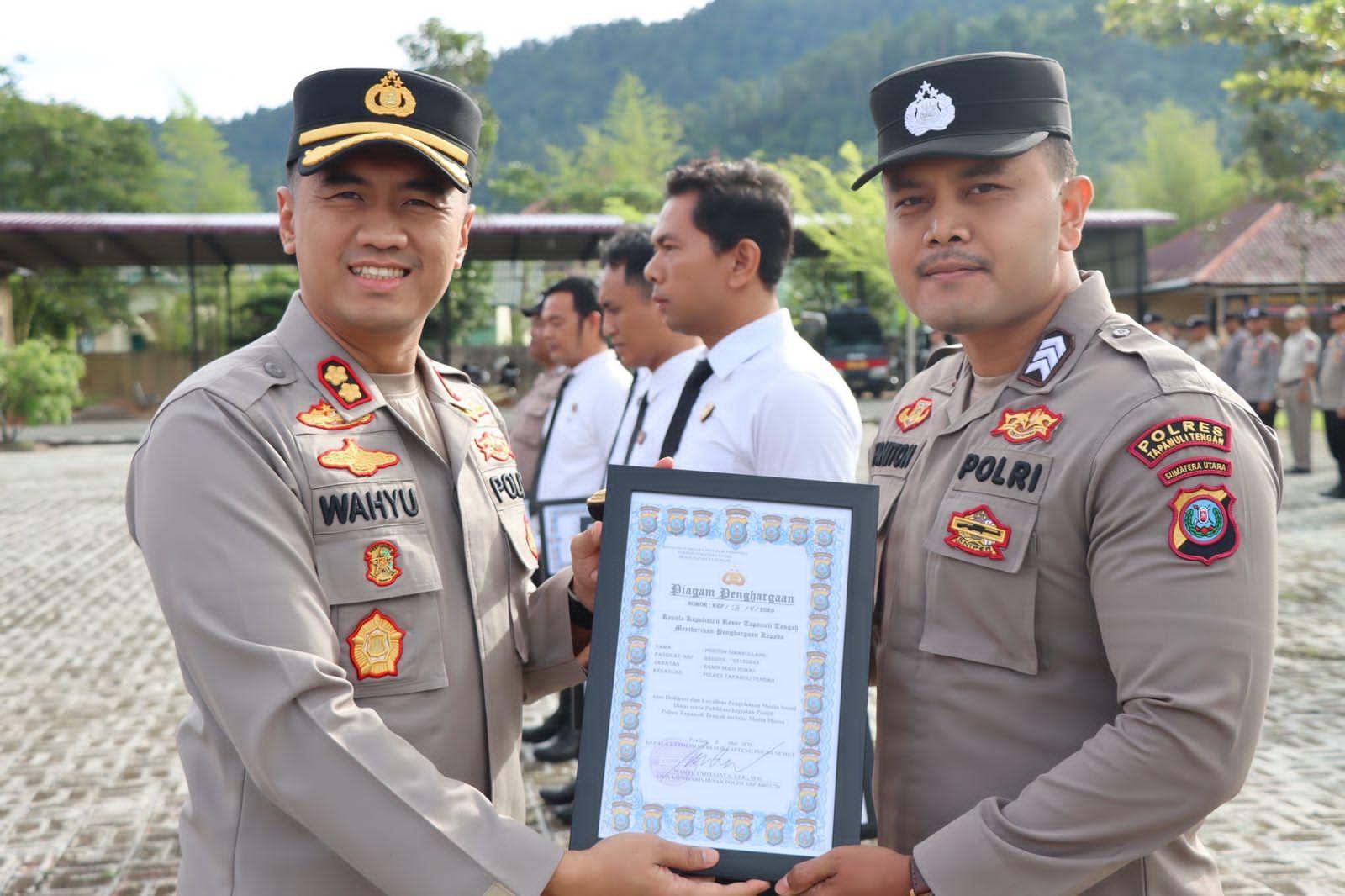 Kapolres Tapteng, AKBP Wahyu Endrajaya saat memberikan penghargaan kepada Personil yang berprestasi.
