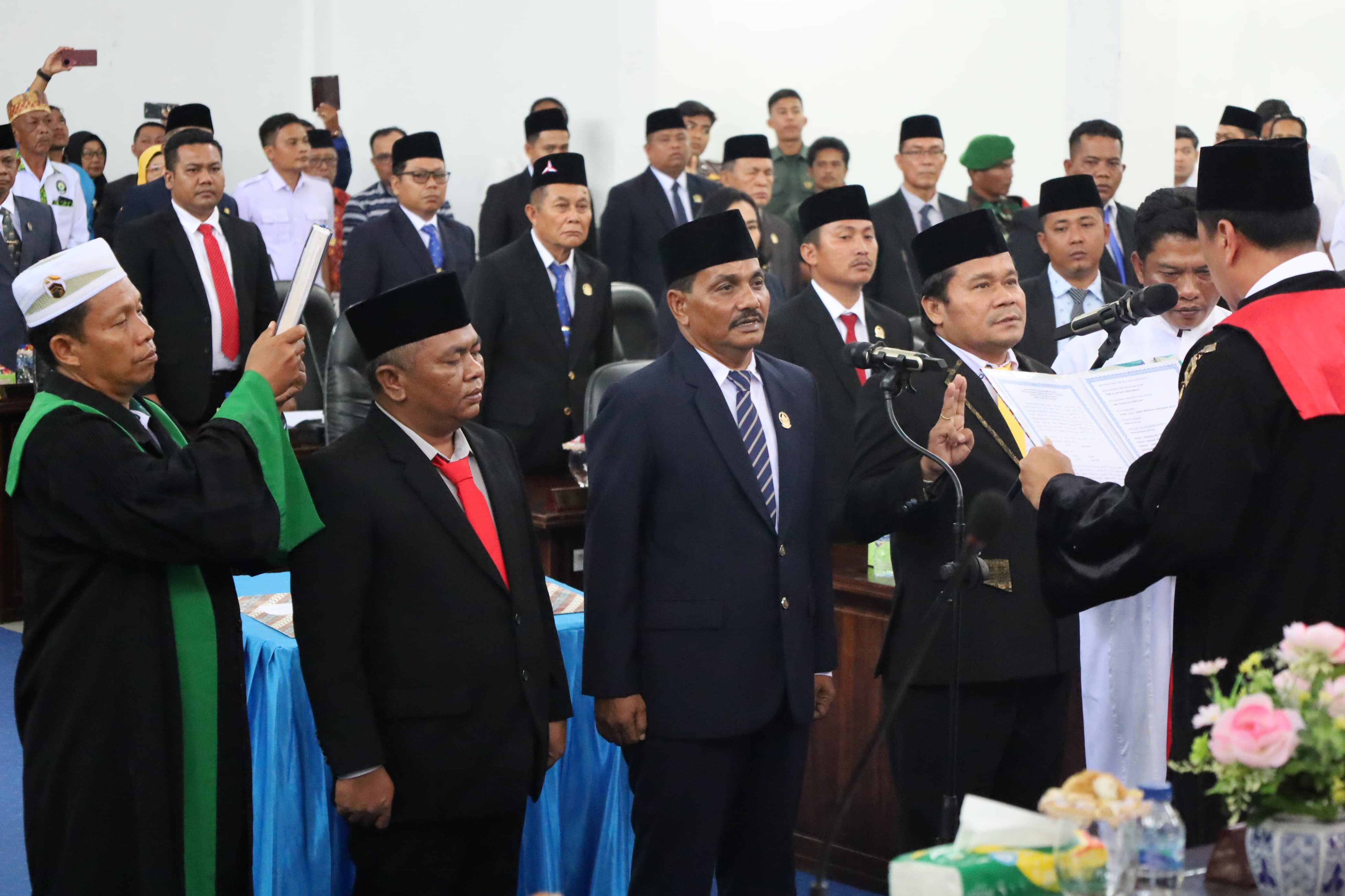 Ketua PN Sibolga Hendra Utama Sotardodo, mengambil sumpah janji Ketua DPRD Tapteng Ahmad Rivai Sibarani bersama 2 Wakilnya Joneri Sihite dan Disman Sihombing.