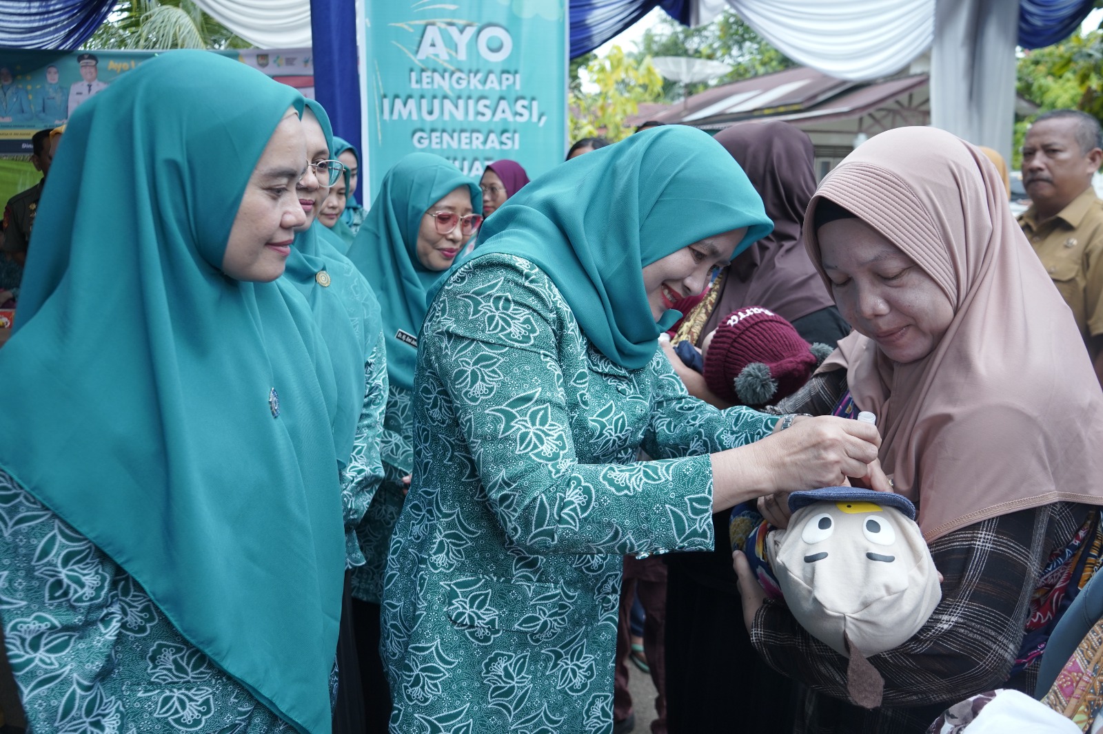 Ketua Tim Pembina Posyandu Kabupaten Asahan, Ny. Yusnila Indriati Taufik, meninjau pelaksanaan Launching Pekan Imunisasi Dunia Tahun 2025 secara virtual dari Posyandu Cempaka, Kelurahan Karang Anyer.