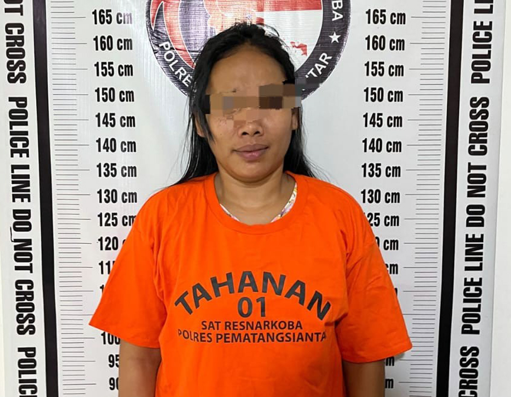 MYP, perempuan warga Jalan Perwira Kelurahan Siopat Suhu Kecamatan Siantar Timur Kota Pematangsiantar, mengedarkan sabu di sekitar tempat tinggalnya.