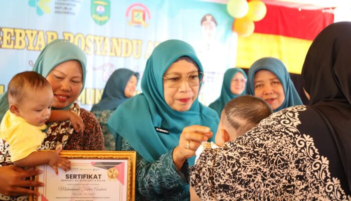 Ny. Yupri Asturti Saipullah Nasution saat acara Pekan Pelayanan Imunisasi Dunia (PID) di Posyandu Nusa Indah Panyabungan Tonga, Panyabungan.