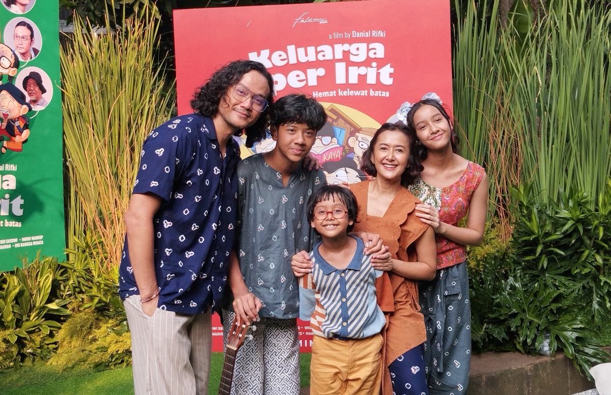 Widi Mulia bersama suami, Dwi Sasono, dan anak-anak.