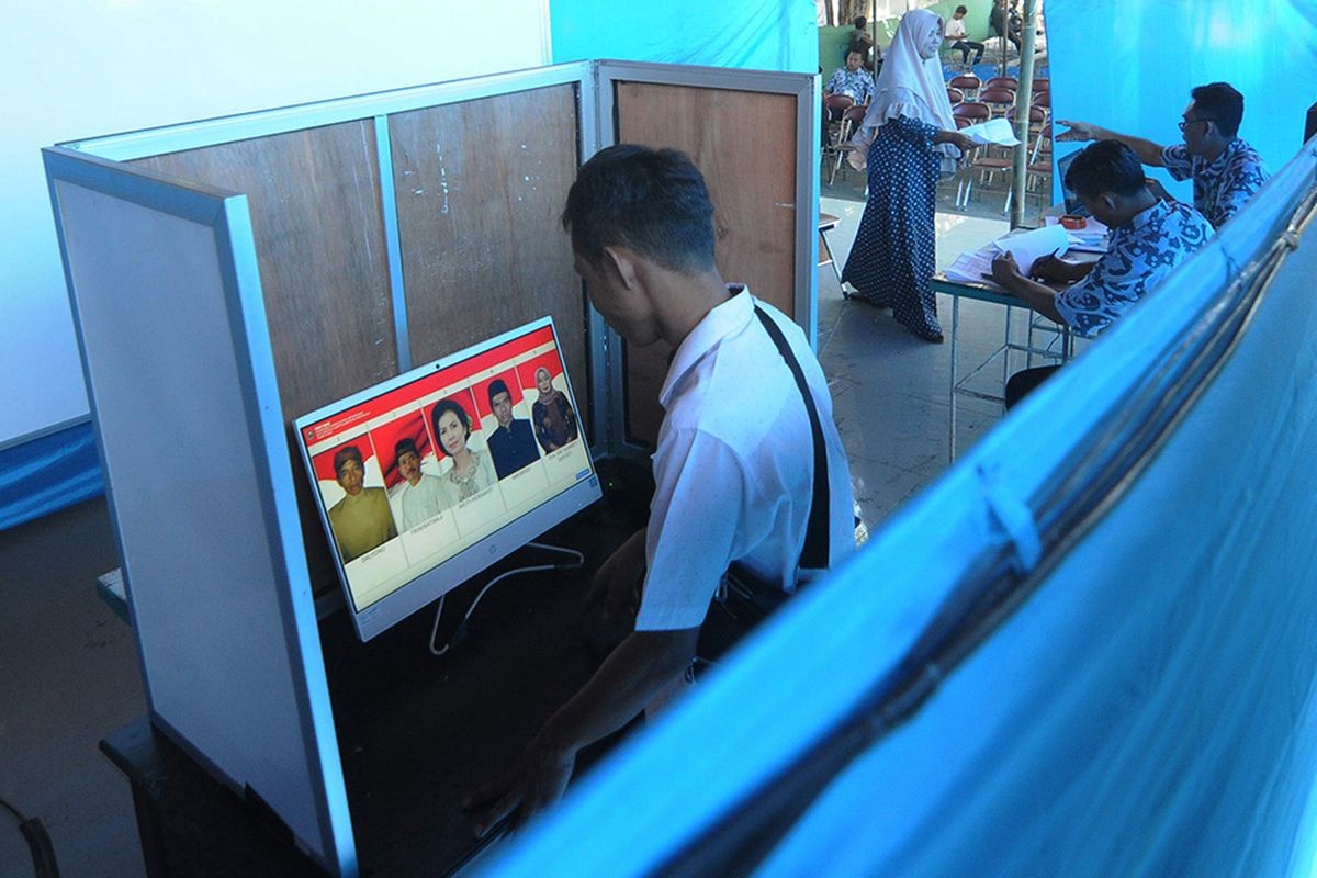 Pilkades berbasis elektronik atau e-voting di Kantor Desa Bendosari, Sawit, Boyolali, Jawa Tengah.