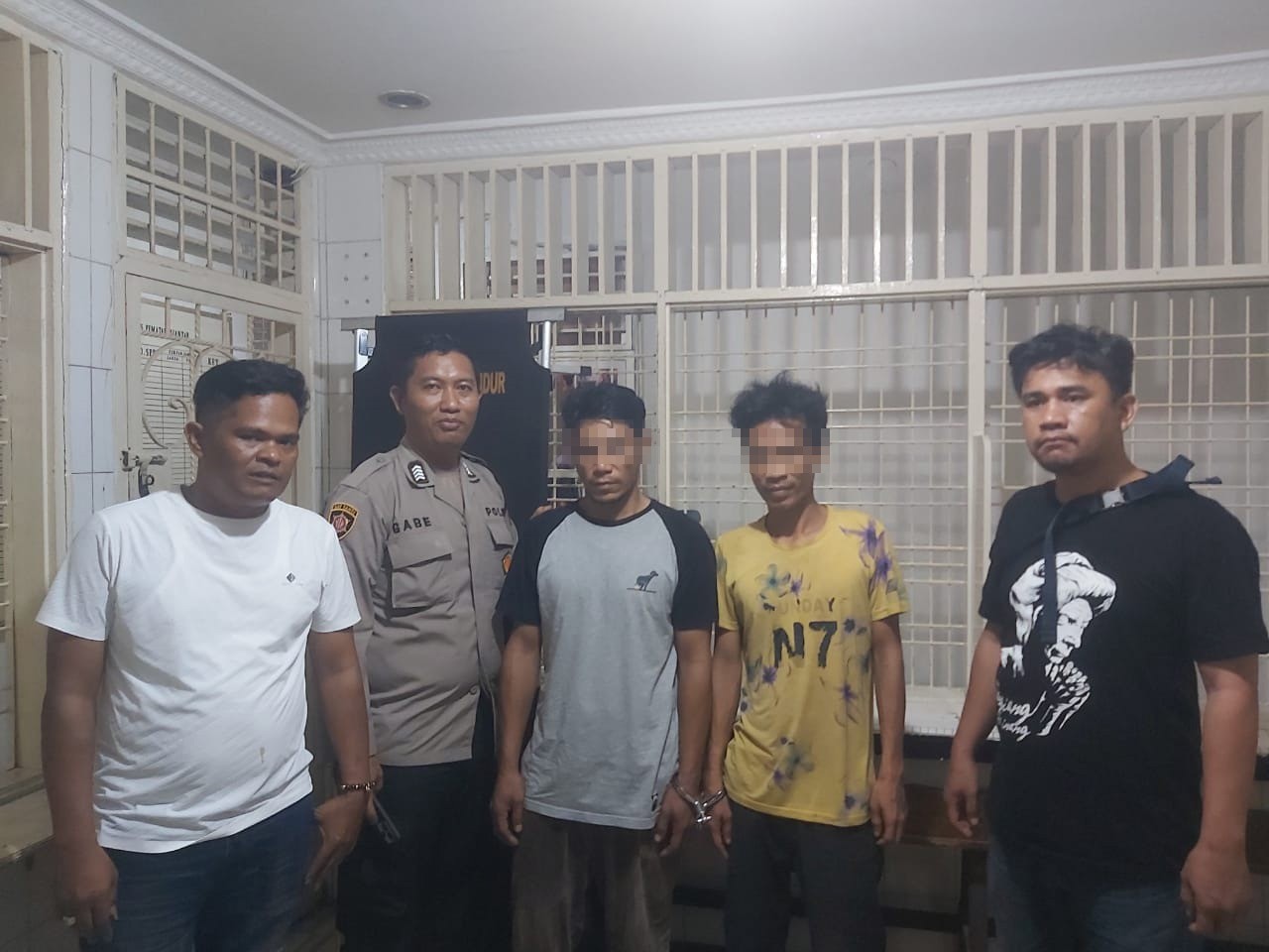 Dua pelaku pencurian hasil bumi di rumah toke.